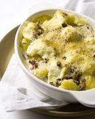 Gratin van aardappelgnocchi met spek, roomkaas en rozemarijn