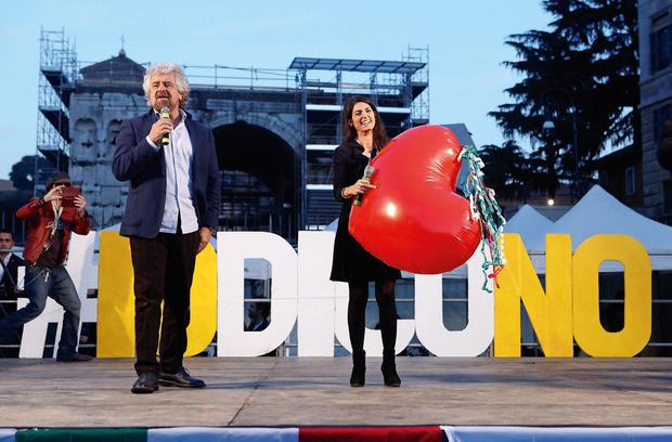 Beppe Grillo, le cofondateur du M5S, préfère soutenir la maire de Rome, Virginia Raggi (à dr.) plutôt que de provoquer de nouvelles élections municipales. 