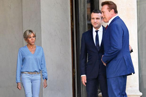 La première dame de France n'a pas renoncé à ses slims moulants. Ici, le couple présidentiel reçoit Arnold Schwarzenegger à l'Elysée, le 23 juin.