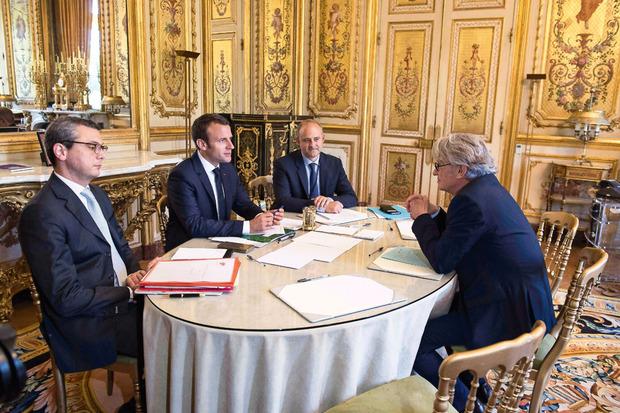 Le président français reçoit le leader syndicaliste Jean-Claude Mailly, de Force ouvrière, pour discuter réforme du Code du travail, le 23 mai dernier dans un salon de l'Elysée.