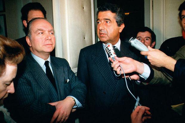 Janvier 1988, un tournant : l'Italien Carlo De Benedetti (à dr.) lance une OPA sur la Générale, qui tombera finalement dans l'escarcelle de Suez. Mark Eyskens, alors ministre des Finances, est impuissant.