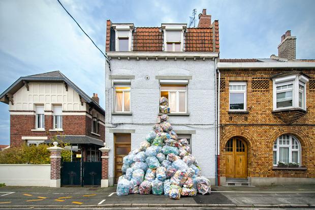 Le photographe Antoine Repessé met en scène les déchets qu'il a accumulés durant quatre ans