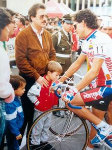 Le président colombien Andres Pastrana (avec le coureur Oscar Vargas, en 1989) fut un temps séquestré par le cartel de Medellin.