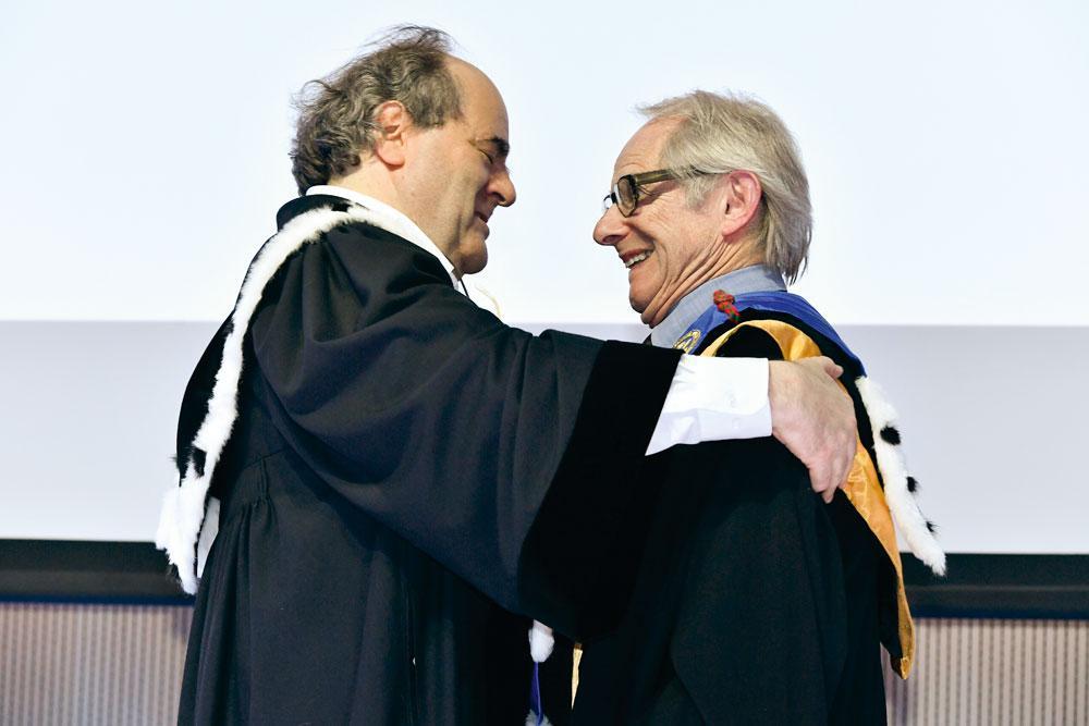 Le réalisateur, en toge noire lisérée de doré, reçoit les insignes de docteur honoris causa du recteur de l'ULB, Yvon Englert, le 26 avril.