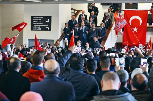 Le ministre turc des Affaires étrangères Mevlut Cavusoglu interdit de meeting à Rotterdam mais pas à Metz.