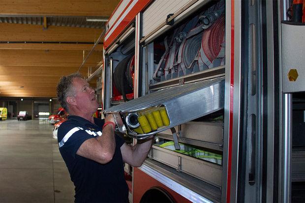 Ce tuyau ne sort jamais de sa palette, on raccorde deux autres tuyaux aux extrémités pour permettre au pompier d'aller plus au coeur de l'incendie.
