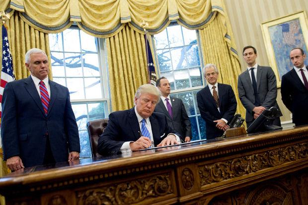 Donald Trump signe une série de décrets, dont un s'opposant au financement d'ONG pratiquant l'IVG.