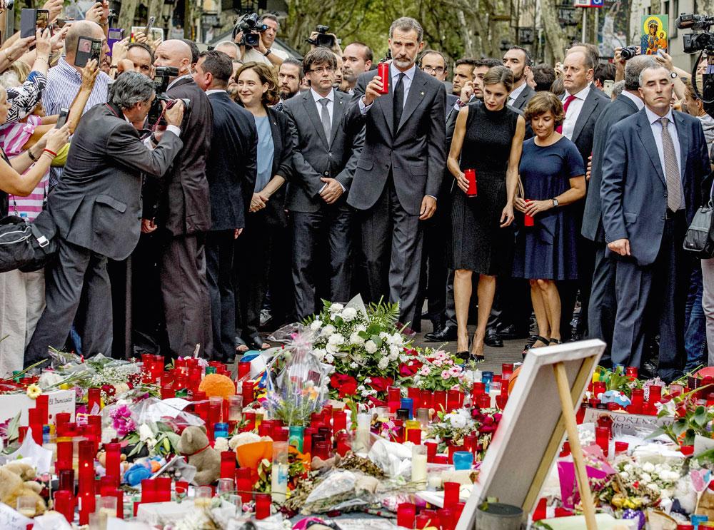 Barcelone, le 18 août, au lendemain de l'attaque terroriste : l'union dans la douleur.
