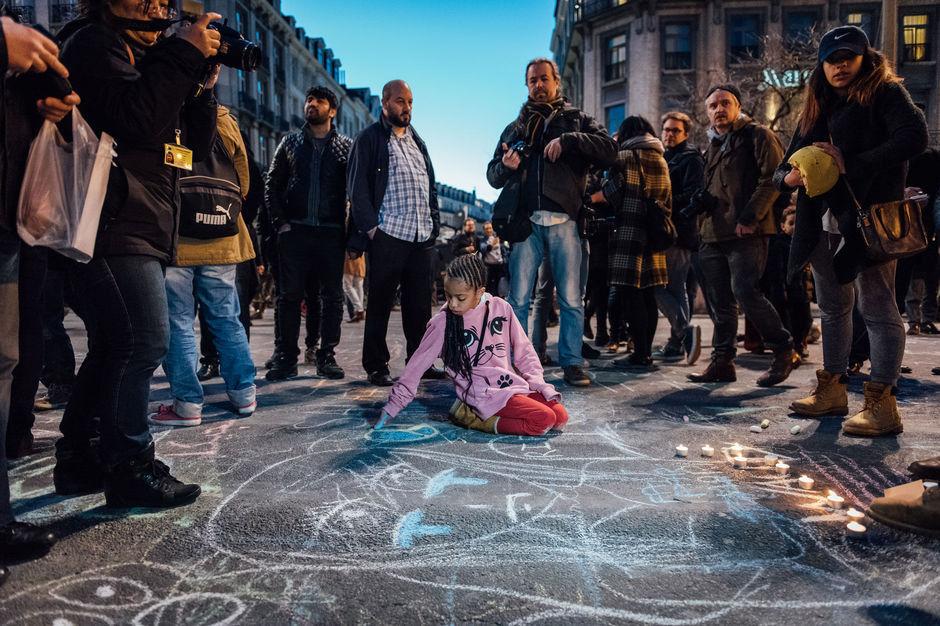 2016. Des enfants écrivent des messages de paix à la craie sur le sol. 