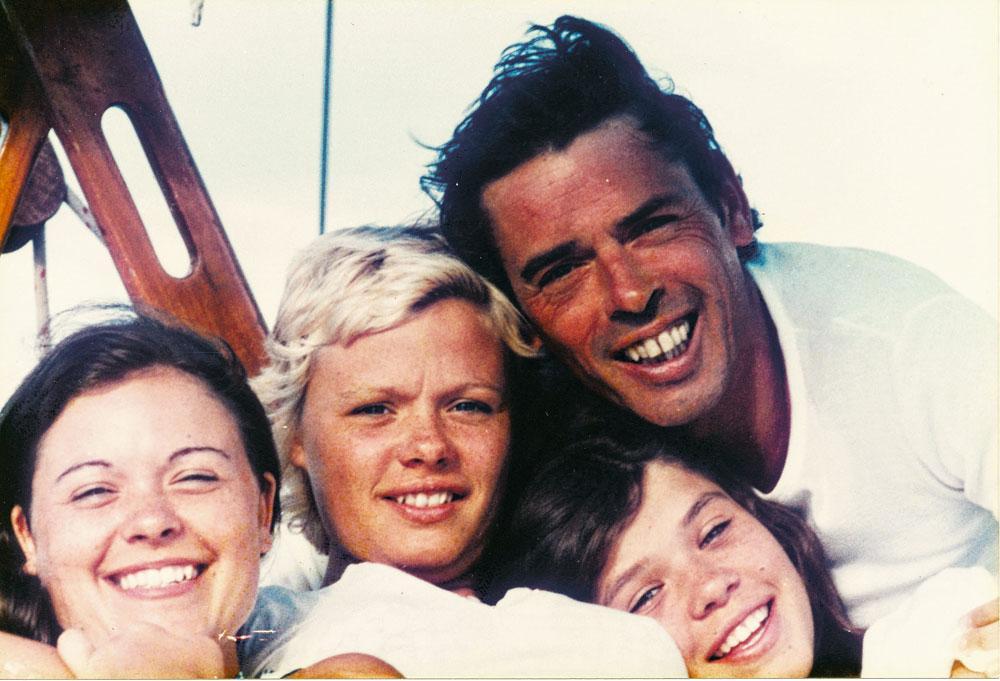 Jacques Brel et ses trois filles. France (à g.) : 