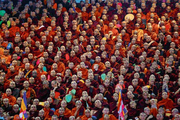 Génie de la com, il excelle à exalter le sentiment nationaliste : dans l'inconscient collectif, être birman, c'est être bouddhiste. Un discours qui suscite la ferveur de ses disciples.