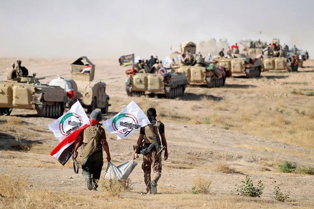 Des combattants irakiens marchent sur Tal Afar, à l'ouest de Mossoul.
