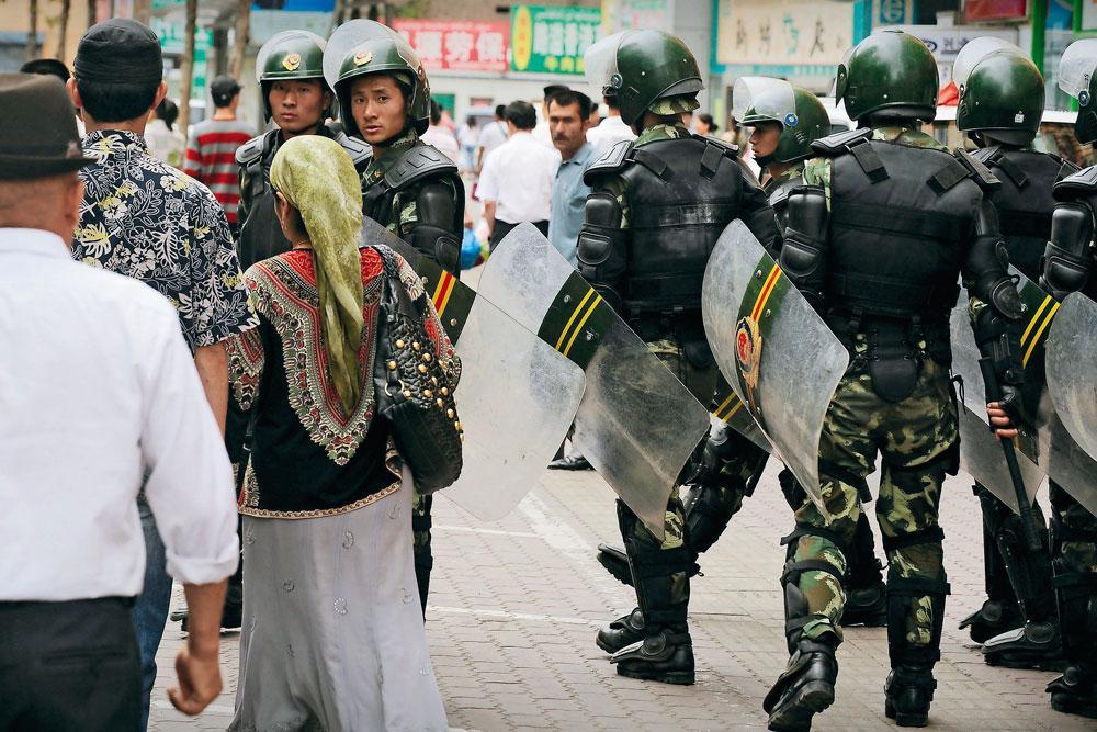 Dans la région autonome du Xinjiang, les forces de police interviennent de façon prédictive, avant même qu'un délit ne soit commis. Plusieurs dizaines de milliers d'Ouïgours, soupçonnés de séparatisme, ont ainsi été arrêtés et envoyés dans des camps.