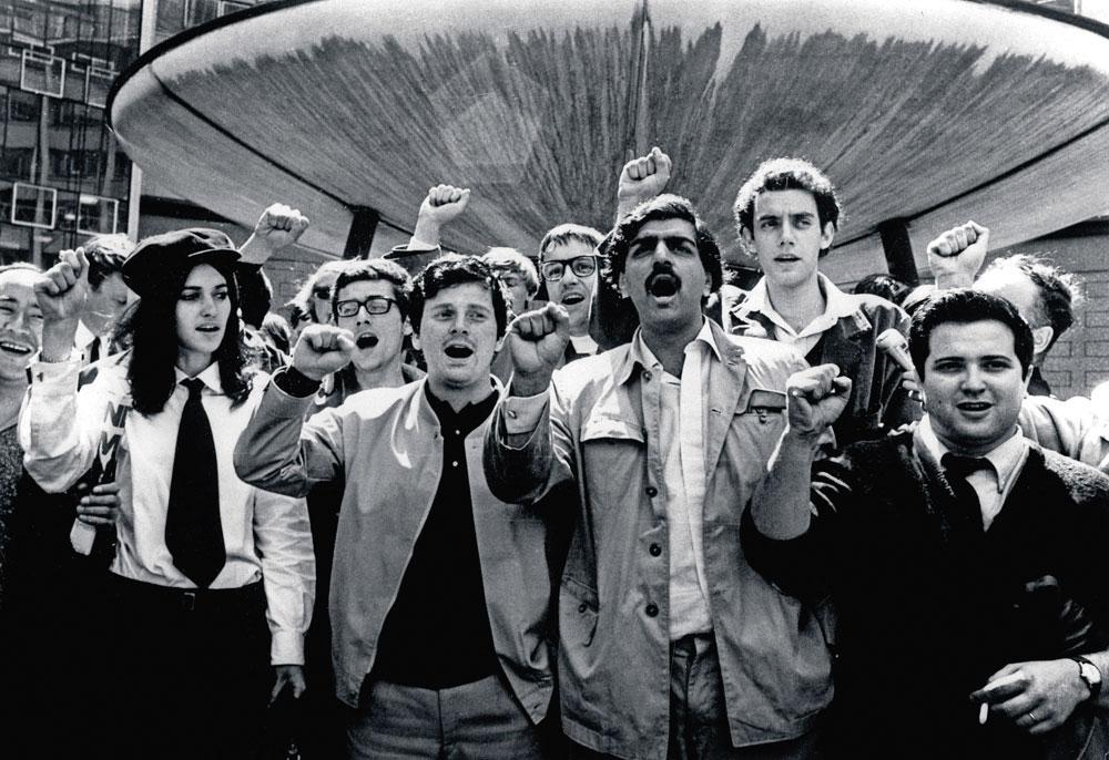 Les leaders de la contestation chantent L'Internationale à Londres, le 13 juin 1968. Au premier rang : Dragana Stavijol (Yougoslavie), Daniel Cohn-Bendit (France), Jariq Ali (Angleterre) et Alain Geismar (France).