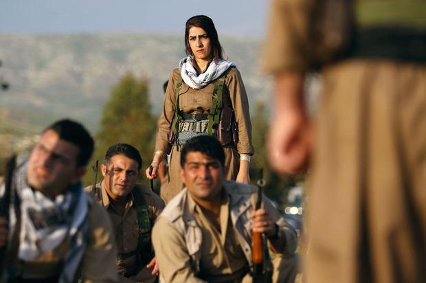Les combattantes peshmergas kurdes : en guerre contre Daech, les cheveux nus.
