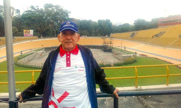 Cochise Rodriguez, devant le vélodrome de Medellin, qui porte désormais son nom.