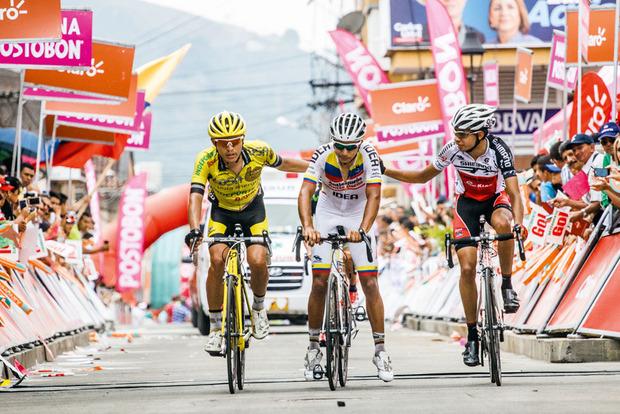 Robinson Chalapud, à l'arrivée d'une étape du Tour de Colombie, en 2015. Il portait alors le maillot de champion de Colombie. 