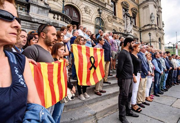 Des Basques portent le drapeau catalan, à Bilbao, le 18 août.