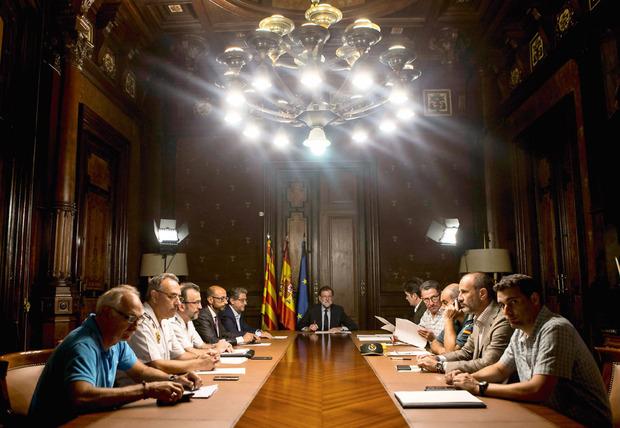 Mariano Rajoy lors d'une réunion de crise au siège du gouvernement catalan.