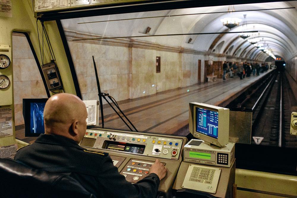 Dmitry Khabarov travaille depuis dix-sept ans comme conducteur de rame. Après avoir travaillé pour les chemins de fer, il trouve le métro moins stressant. La loi russe interdit aux femmes de conduire un métro.