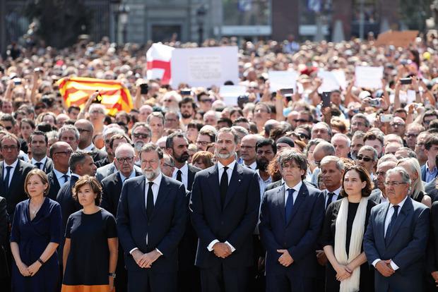Le Premier ministre, Mariano Rajoy, et le roi Felipe sur la place de Catalogne, à Barcelone, le même jour.