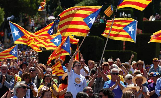 Alors que le gouvernement autonome veut organiser un référendum sur l'indépendance, le 1er octobre, les Catalans sont très partagés. Des militants pour, le 21 juin.