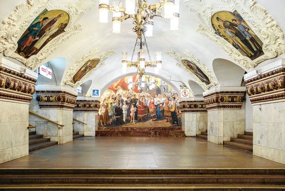 Station Kievskaïa, ouverte en 1954. 18 pylônes y sont ornés de mosaïques décorées sur le thème de l'histoire de l'Ukraine et de l'amitié entre les peuples russe et ukrainien.