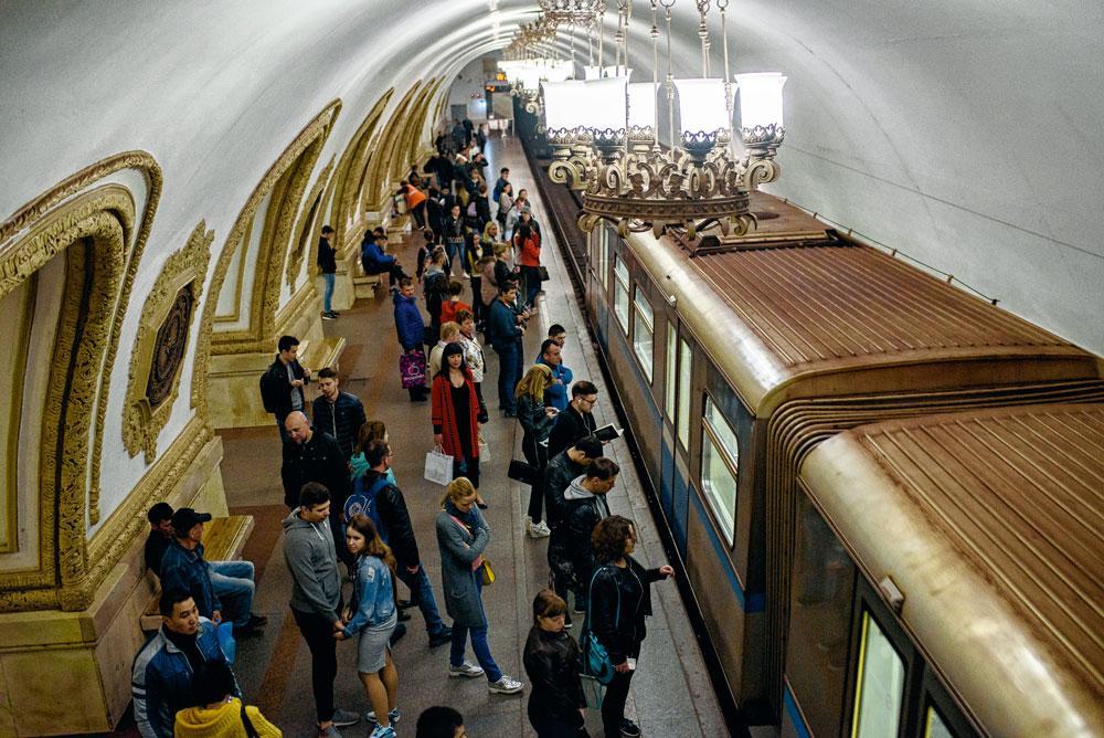 Avec plus de neuf millions de passagers par jour, le réseau moscovite est le plus grand d'Europe et un des plus performants du monde en matière de ponctualité. Il fait aussi la fierté des Moscovites pour sa grande propreté.