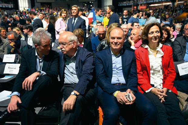 Lors du meeting d'Emmanuel Macron à Lyon, le 4 février, Erik Orsenna (deuxième en partant de la g.), intellectuel de gauche, côtoie deux anciens ministres de Jacques Chirac : Renaud Dutreil (troisième) et Anne-Marie Idrac.