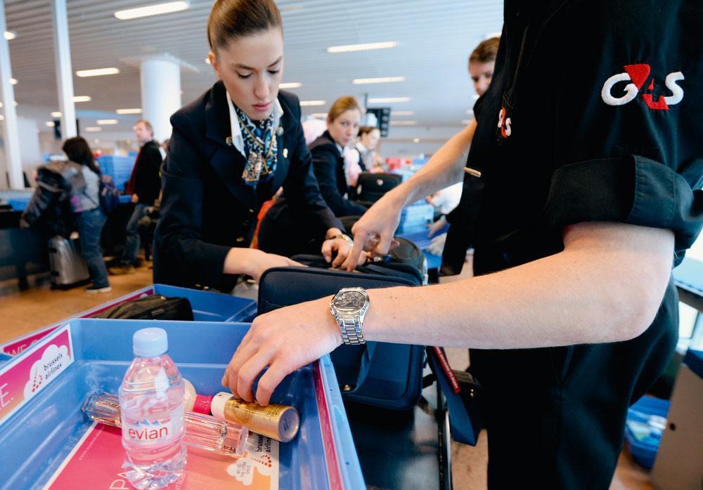 Ce sont désormais des agents de sécurité privés qui contrôlent les bagages, mais qui assurent aussi la surveillance de l'entrée des aéroports.
