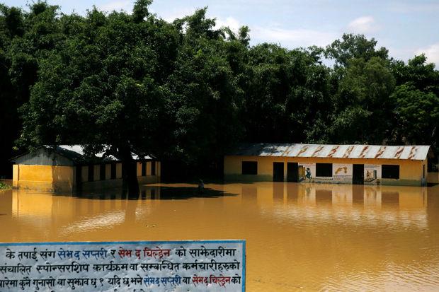 Une école sous eaux dans le district de Saptari, au Népal. 