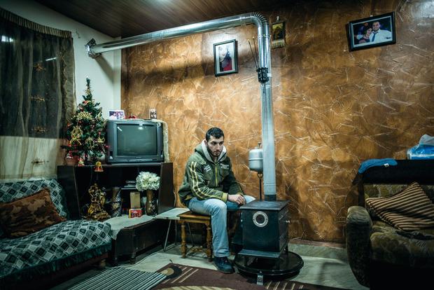 L'appartement dans lequel Vania, chrétienne de Syrie, a emmené ses trois enfants (ici l'aîné), après l'enlèvement de son mari par Daech.