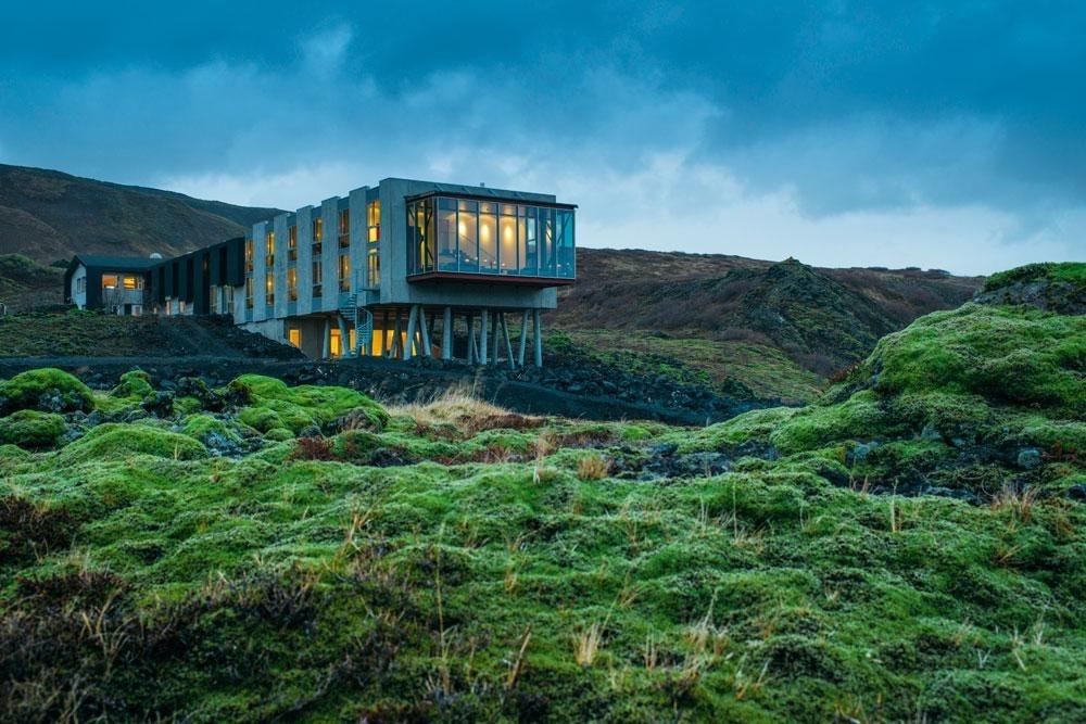 Het zicht over het eindeloze lavalandschap krijg je er gratis bij in het ION, een ambitieus groen project dat samen met de IJslandse overheid op poten werd gezet.
