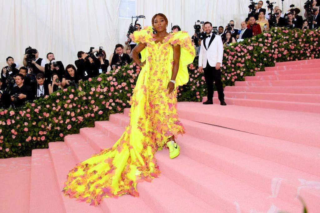 Serena Williams in een gele jurk van Versace en gele sneakers van Off-White X Nike