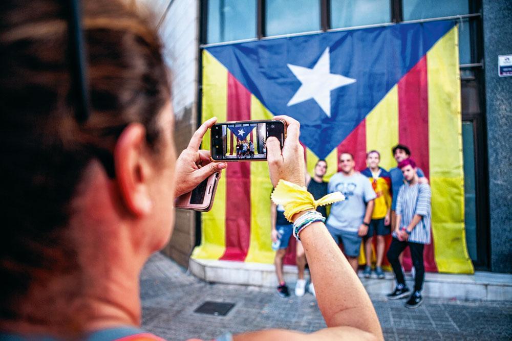 Fête catalane du 11 septembre 2018 : le drapeau indépendantiste, avec l'étoile, est devenu une attraction touristique.