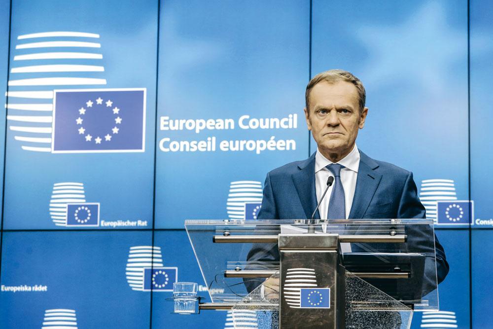 Carles Puigdemont en appelle à un médiateur européen et verrait bien Donald Tusk, président du Conseil, jouer ce rôle.