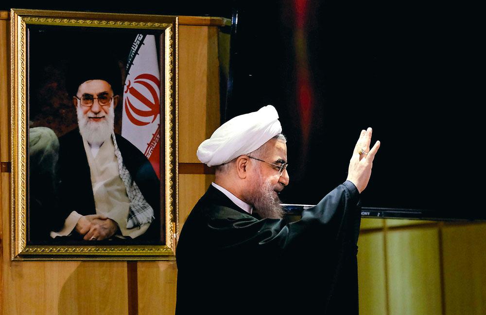 Le président Rohani peut bien tenter de s'émanciper, le Guide suprême, Ali Khamenei, n'est jamais très loin...
