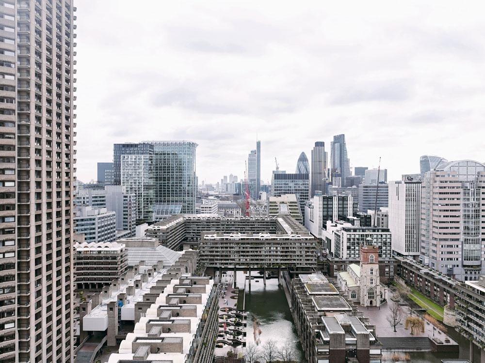 Barbican Estate kreeg een wirwar van loopbruggen, verhoogde podia en daktuinen.