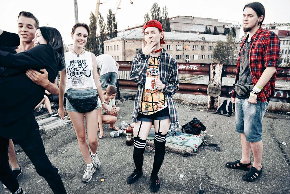 Kiev (Ukraine). Groupe d'ados underground durant une soirée organisée sur un pont désaffecté. Des deux côtés de la ligne de front, beaucoup de jeunes n'aspirent qu'à retrouver une vie normale.