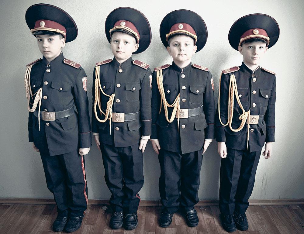 Kiev (Ukraine). Garçonnets posant en uniforme dans un pensionnat militaire. Ces pensionnats accueillent les enfants de 5 à 18 ans et ont vu leurs effectifs décupler depuis le début des hostilités entre les séparatistes prorusses et les forces armées ukrainiennes.