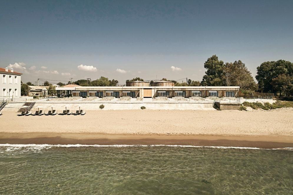 Het nieuwe Dexamenes Seaside Hotel wijkt af van de traditionele Griekse architectuur. Hier slaap je in voormalige betonnen wijntanks die uitkijken over de Ionische Zee.