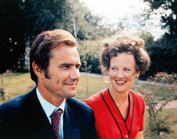 Le prince (ici, avec son épouse, en 1972) commercialise son vin.