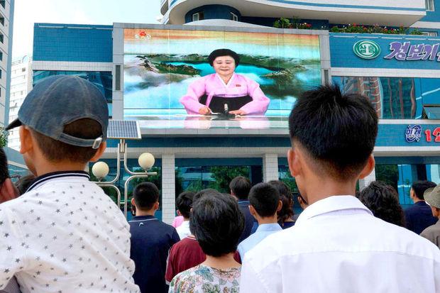 Les Nord-Coréens regardant le 