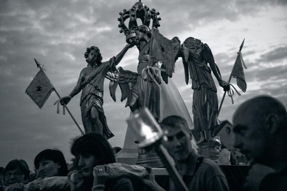 La statue de Notre-Dame est posée sur un dais de 250 kilos. Quatre anges bordent ce dais et soutiennent sa couronne. Jusqu'à récemment, seules les femmes  pouvaient le porter.