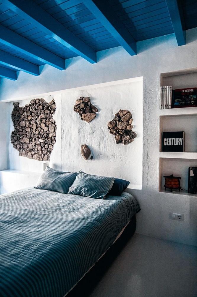Het typische 'Lanzaroteblauw' keert ook terug in de woning, onder meer op de plafondbalken. De kleur is beschermd erfgoed en werd vroeger gebruikt om vissersboten te schilderen.