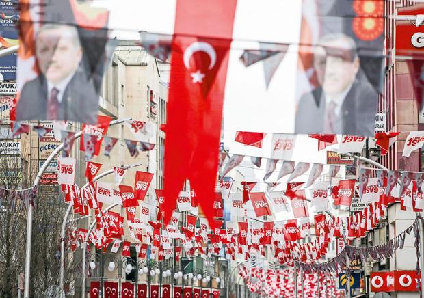 Le 2 avril, sur l'une des artères principales de Trabzon, on a déployé des bannières en soutien à Erdogan, qui animera un meeting le lendemain. Le 16 avril, le chef de l'Etat joue gros : un échec du oui le fragiliserait au pays comme sur la scène internationale. 