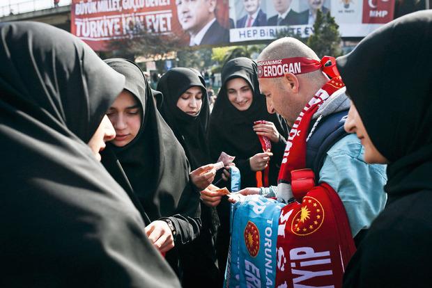 Le 3 avril, à Trabzon, vente de bandeaux et d'écharpes à la gloire d'Erdogan avant le discours prononcé place Atatürk, au coeur de la ville.
