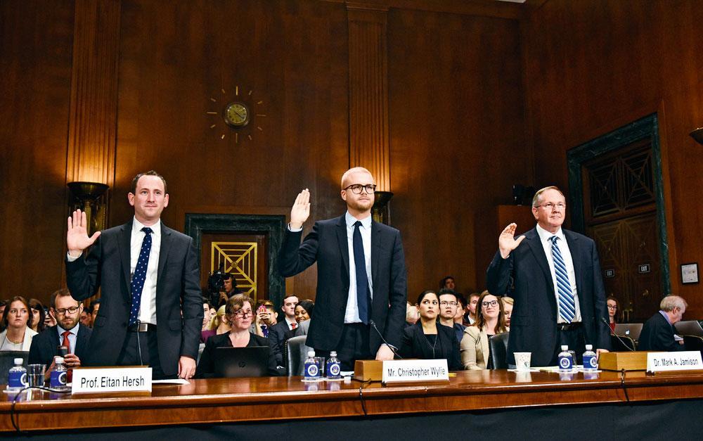 Le lanceur d'alerte Christopher Wylie (au centre) témoigne, le 16 mai, des agissements de son ex-employeur Cambridge Analytica, devant le Sénat américain.