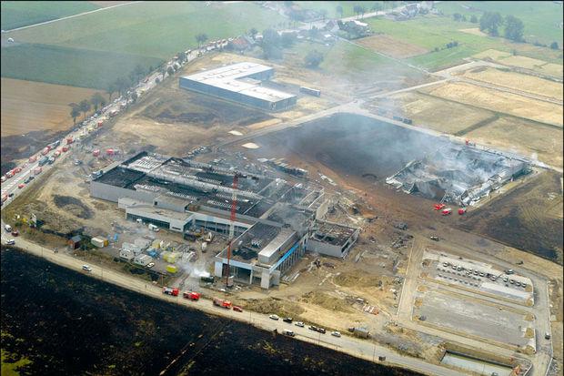 30 juillet 2004, zoning industriel de Ghislenghien : le site pulvérisé par une dramatique explosion de gaz. 