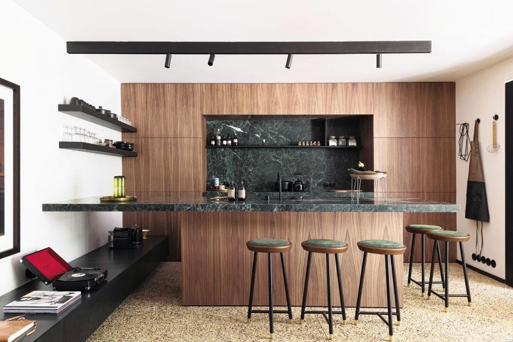 De keuken is ontworpen door Philip Simoen. Als werkblad en spatwand: groen Verde Alpi-marmer.